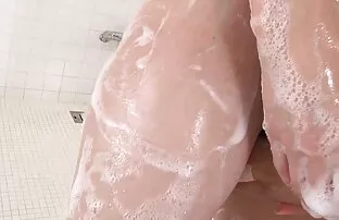 XXX Tess Lyndon thoa kem dưỡng da trên phim xxx hàn cơ thể và âm đạo của cô ấy